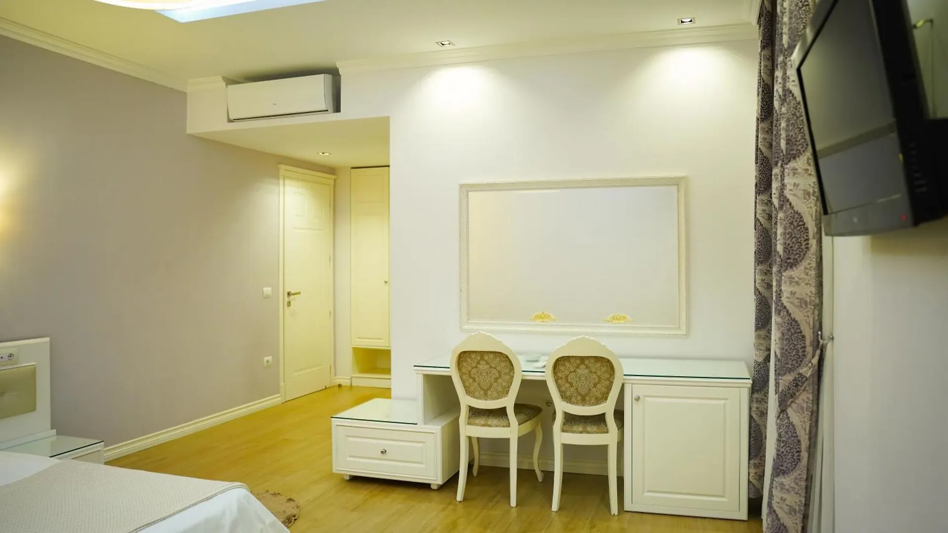 Garden Hotel Elbasan 3*,  Albania