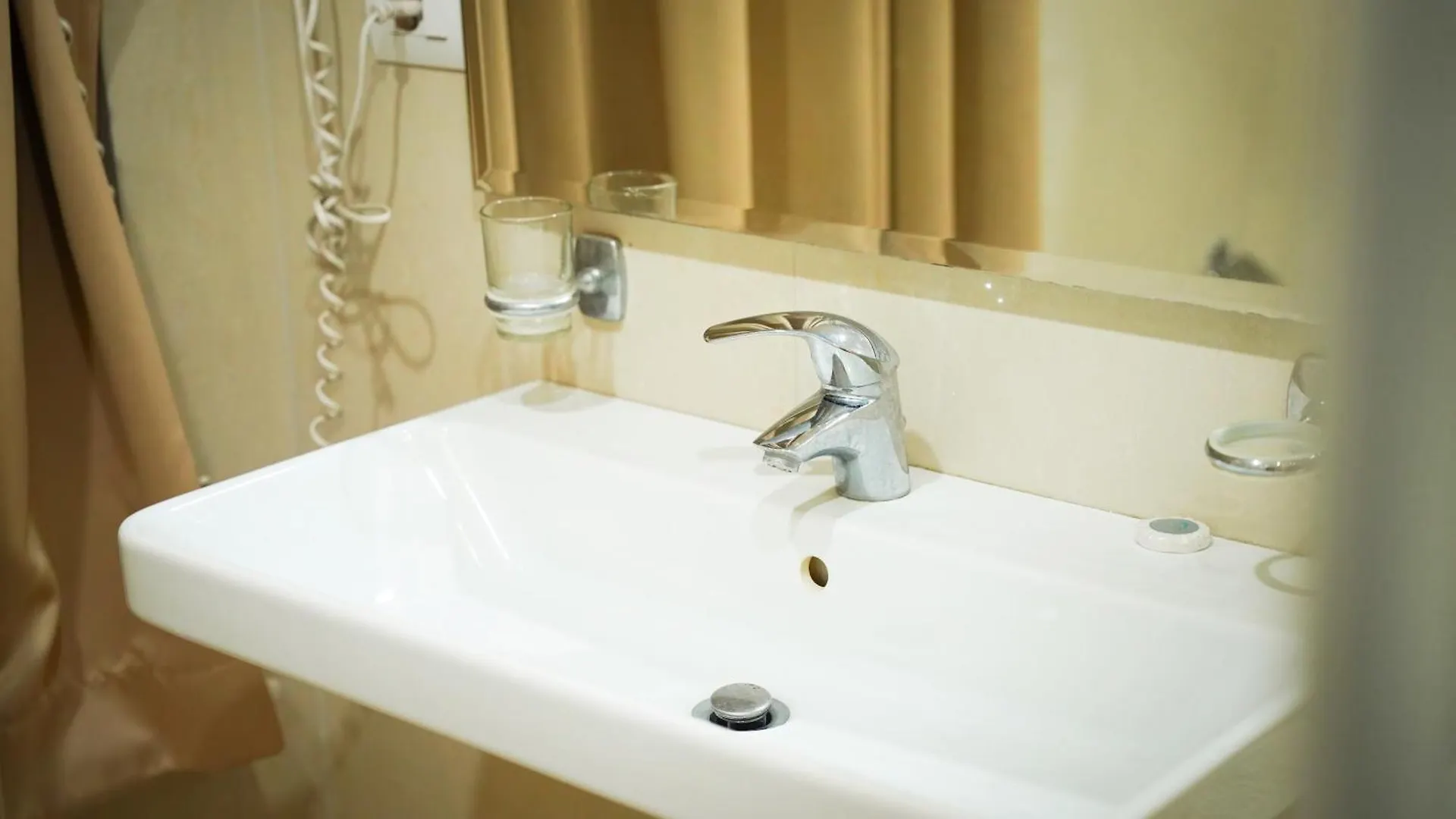 Garden Hotel Elbasan 3*,